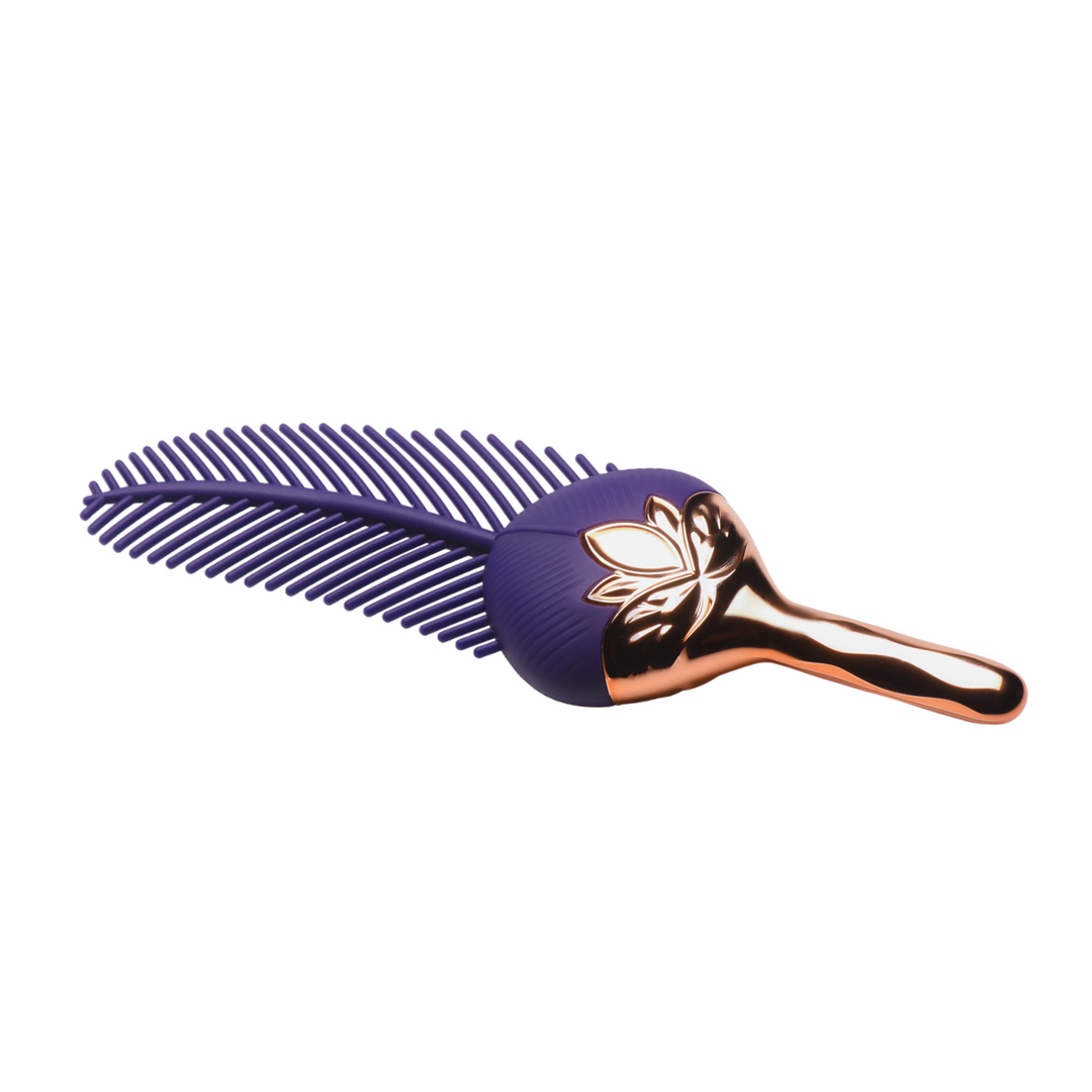 Master Series - De Tickler - Vibrerende Silicone Veer Tickler - Paars/Goud