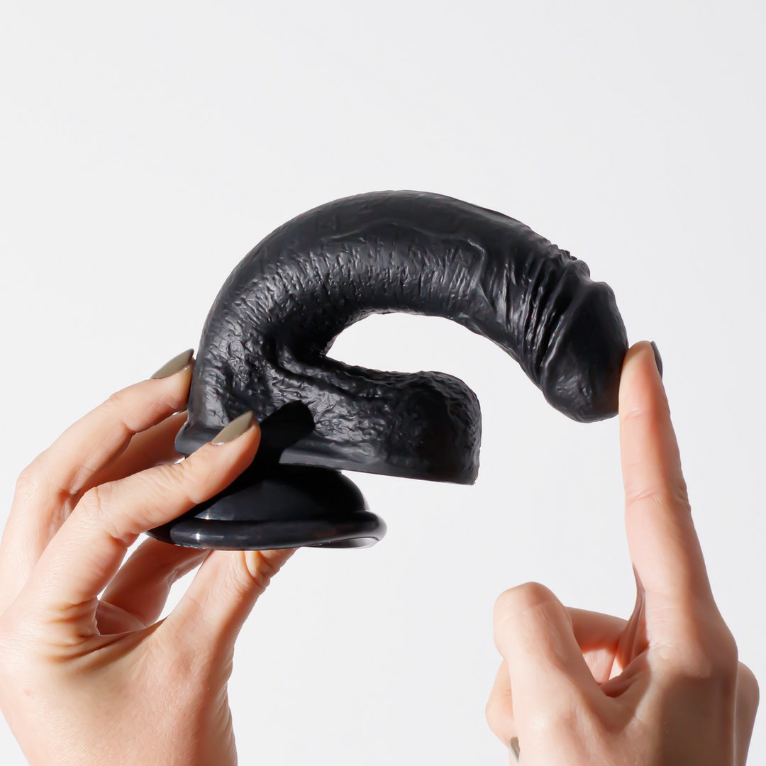 Inviktus - Vloeibare Siliconen Dildo - 7 / 19 cm - Zwart