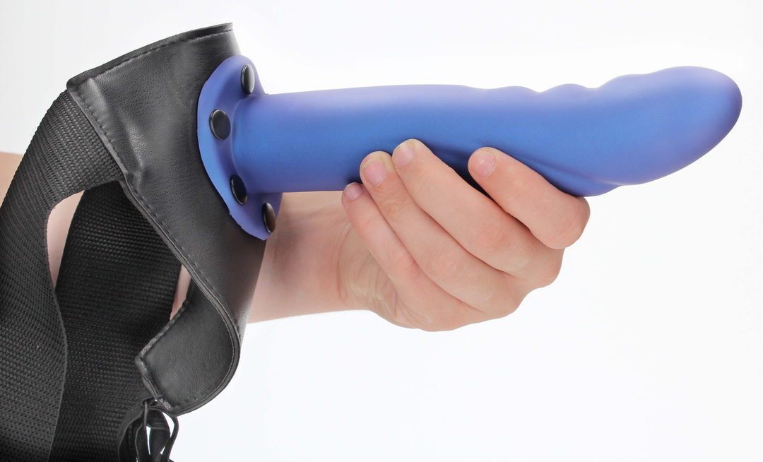 Ouch! - Gestructureerde Gebogen Holle Strap-On - 8 / 20 cm - Metallic Blauw